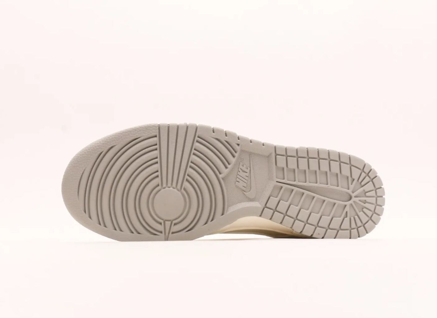 「コラボモデル」Supreme x Nike SB Dunk Low 【スニーカー】