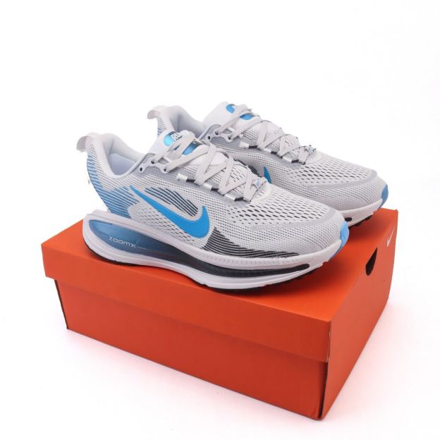 ナイキ「Nike」 Vomero 18 メンズランニングシューズ