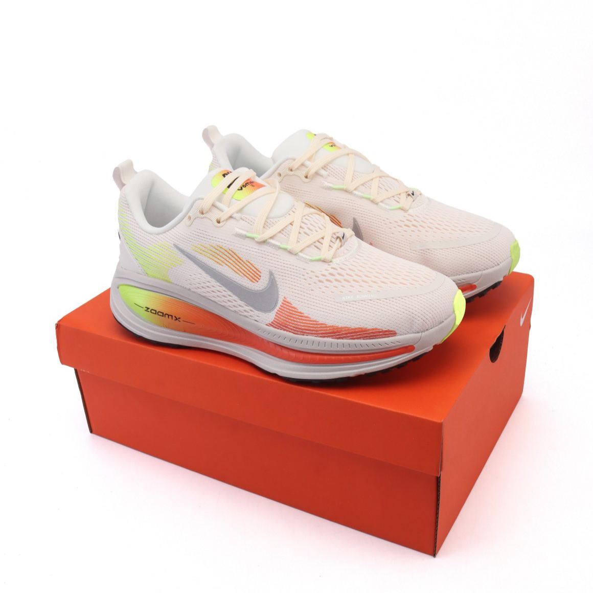 ナイキ「Nike」 Vomero 18 メンズランニングシューズ