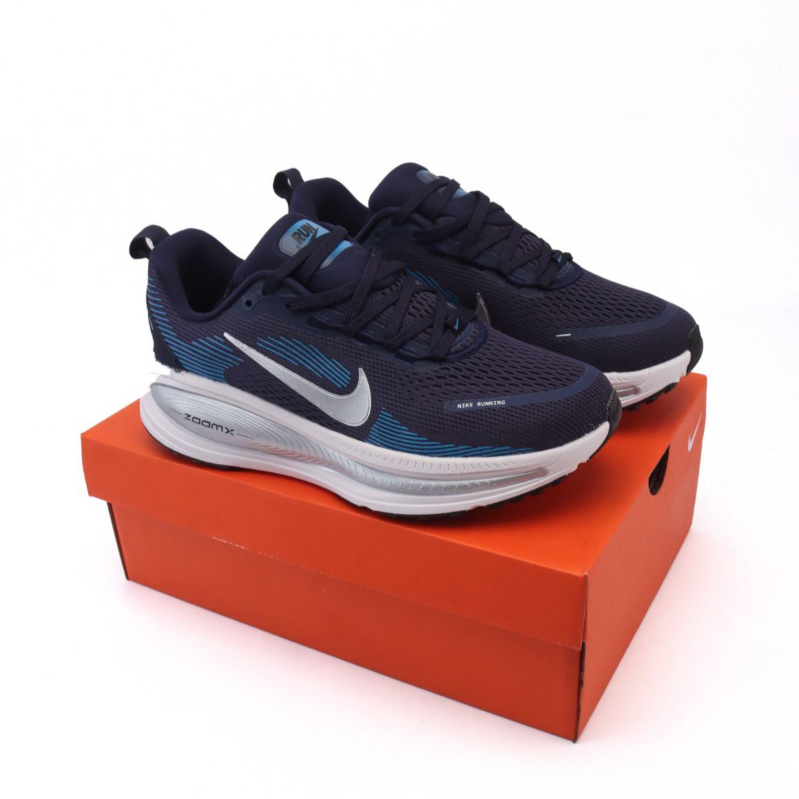 ナイキ「Nike」 Vomero 18 メンズランニングシューズ