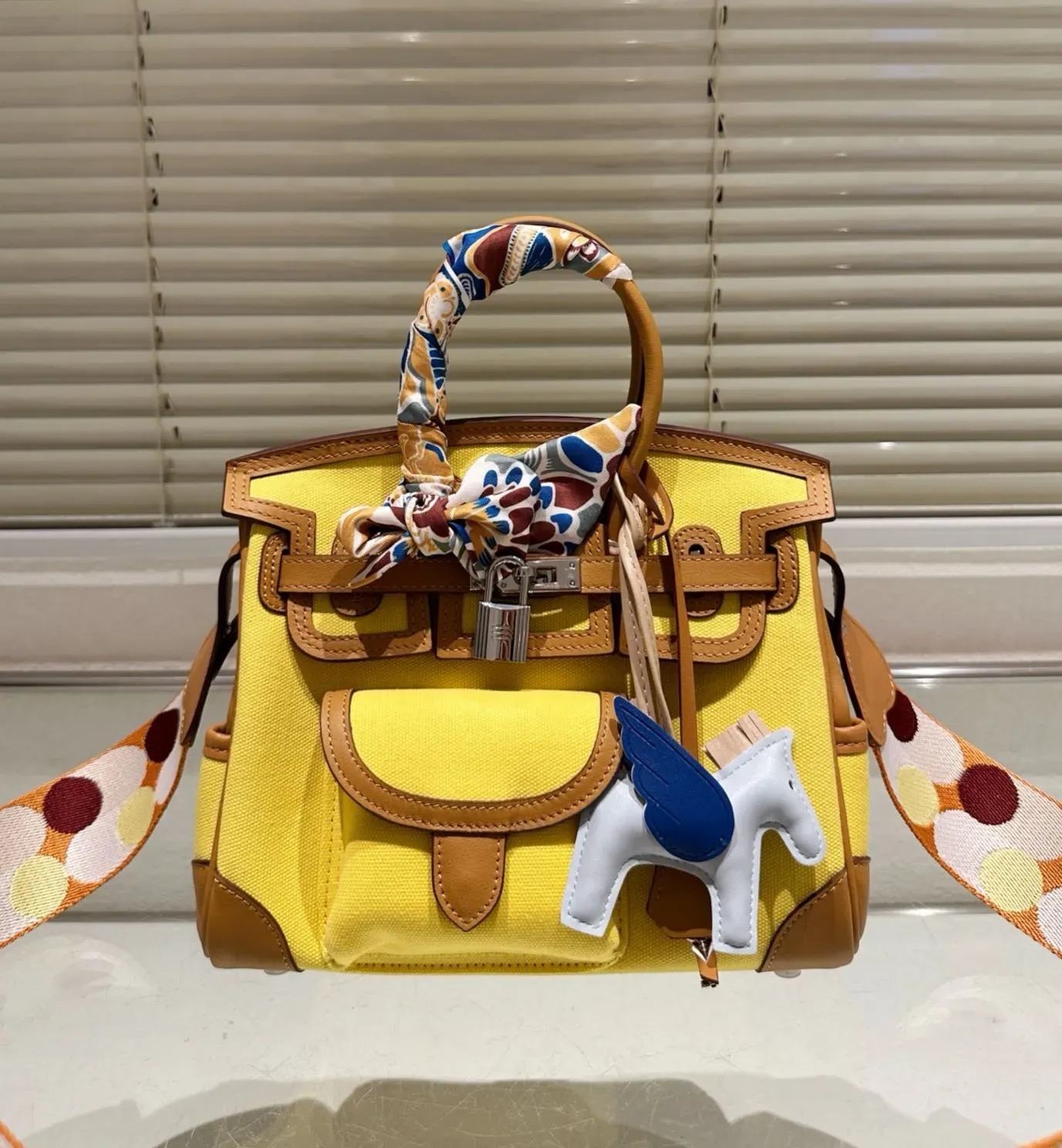 エルメス「Hermès」 Kelly 25 In and Out クリームホワイト グラフィティ レザー ショルダーバッグ