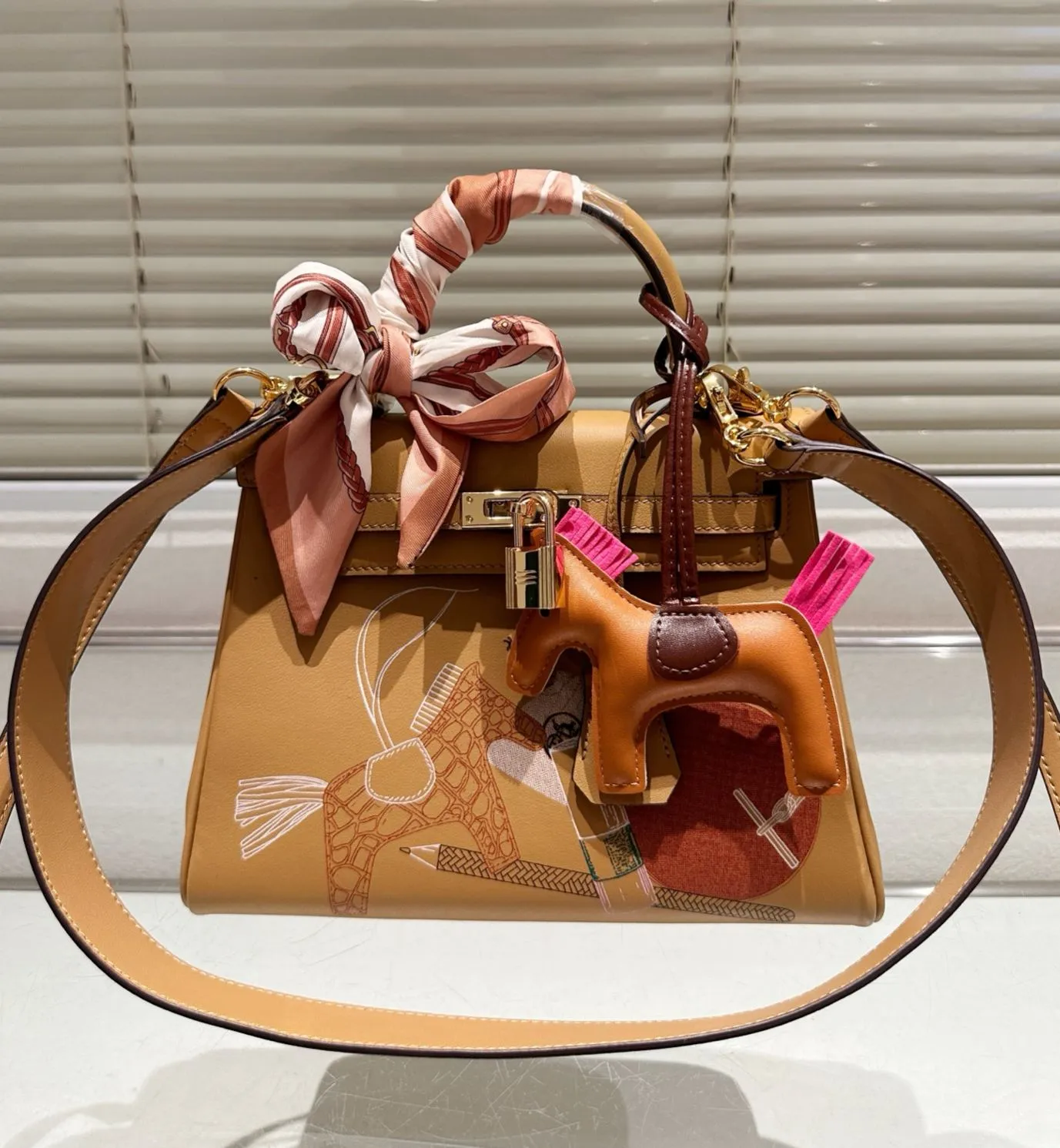 エルメス「Hermès」 Kelly 25 In and Out クリームホワイト グラフィティ レザー ショルダーバッグ