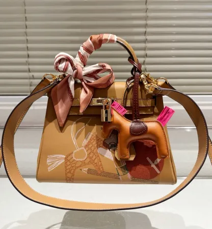 エルメス「Hermès」 Kelly 25 In and Out クリームホワイト グラフィティ レザー ショルダーバッグ