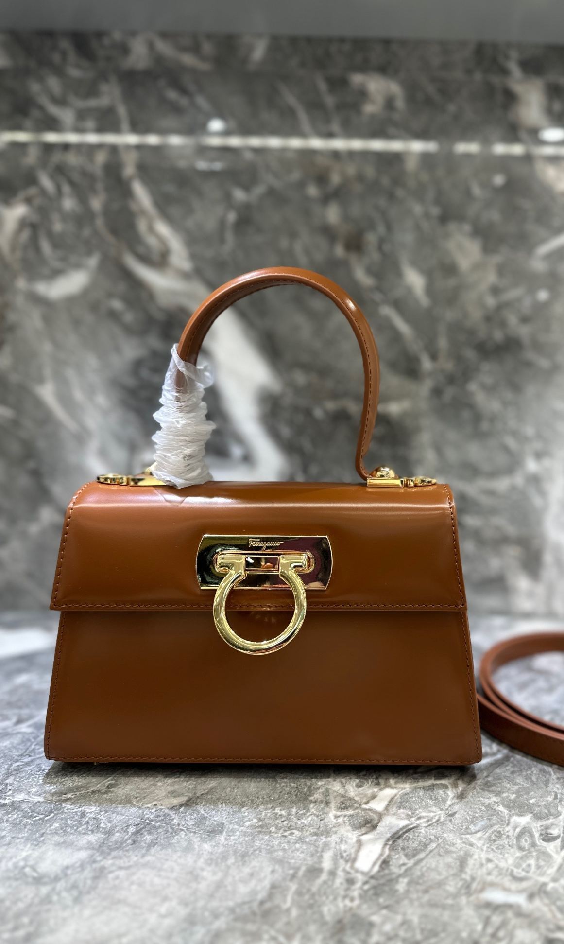 フェラガモ「Ferragamo」ミュージアムコレクション レトロトップハンドルバッグ