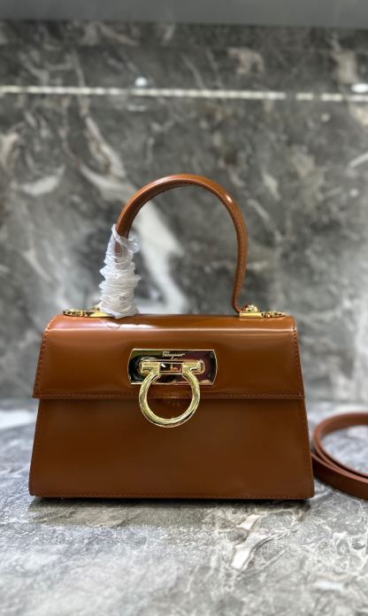 フェラガモ「Ferragamo」ミュージアムコレクション レトロトップハンドルバッグ
