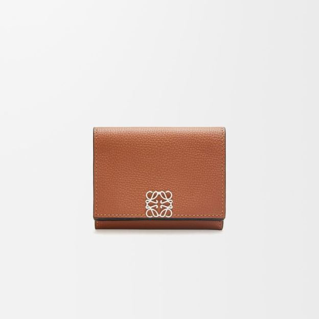 ロエベ「LOEWE」アナグラム トライフォールド ウォレット（ペブルグレインカーフ）