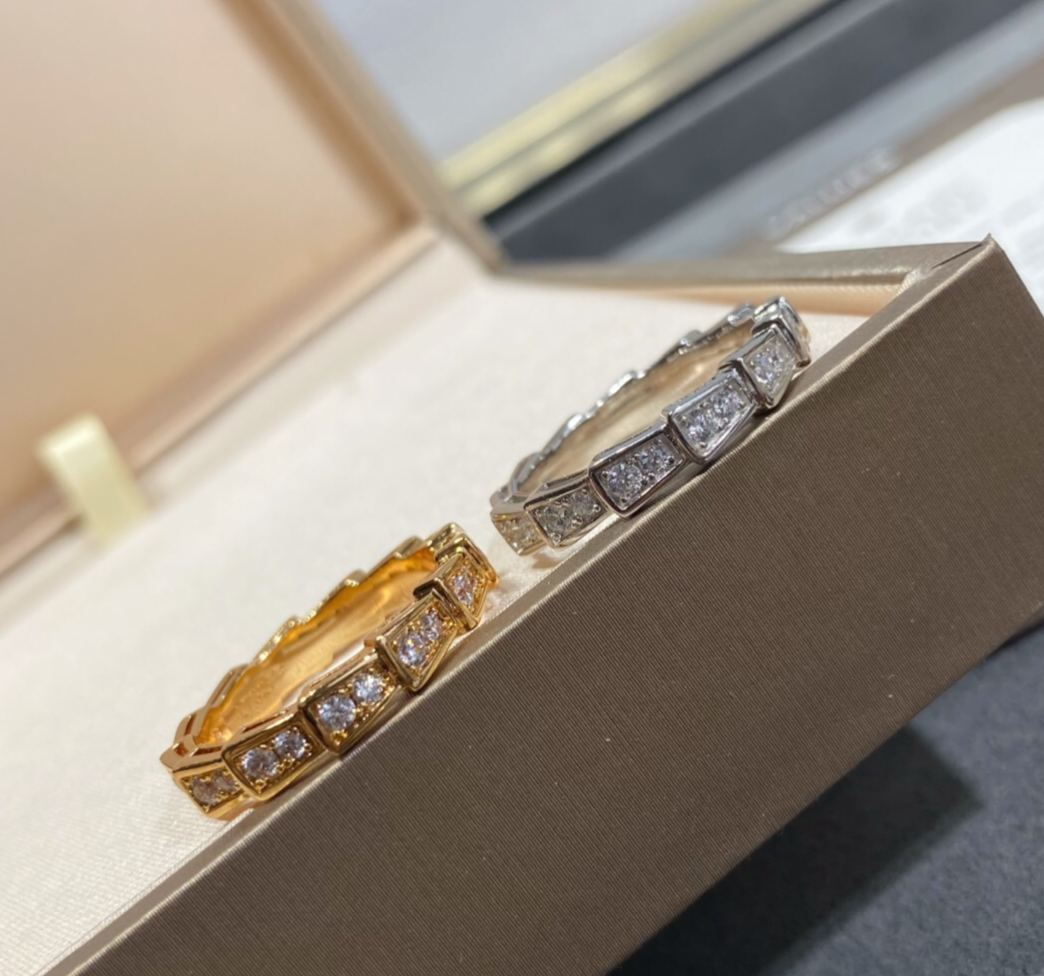 ブルガリ「Bvlgari」狭版天然クジャク蛇の指輪