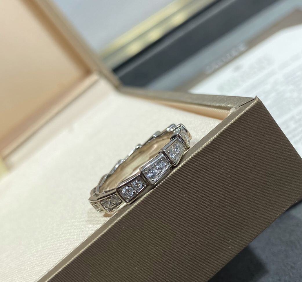 ブルガリ「Bvlgari」狭版天然クジャク蛇の指輪