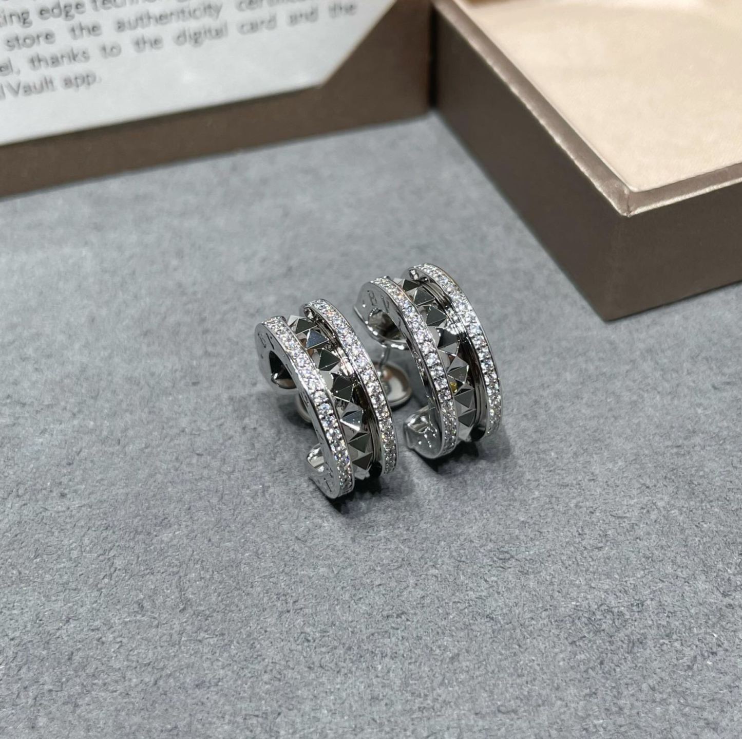 ブルガリ「Bvlgari」両ドリルリベットイヤリング