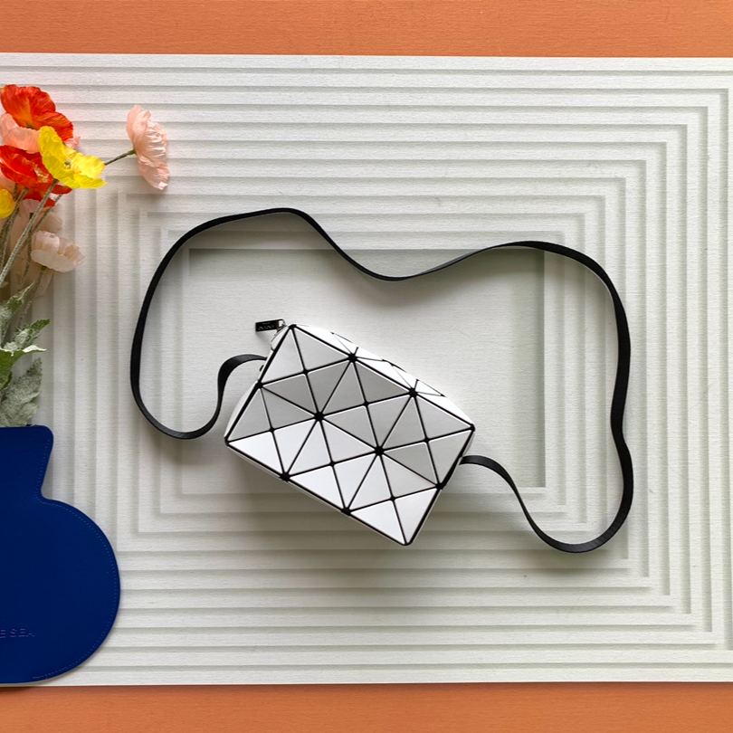 イッセイ・ミヤケ「Issey Miyake」キューピッド ボックス ミニバッグ