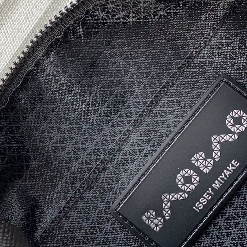 イッセイ・ミヤケ「Issey Miyake」キューピッド ボックス ミニバッグ