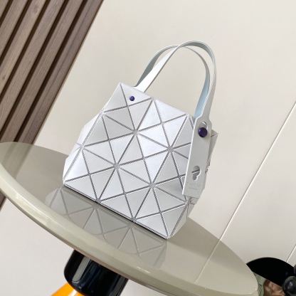 イッセイ・ミヤケ「Issey Miyake」CARAT ダイヤモンドバッグ