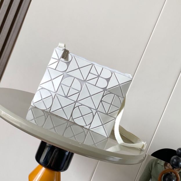 イッセイ・ミヤケ「Issey Miyake」FONT 斜めがけバッグ