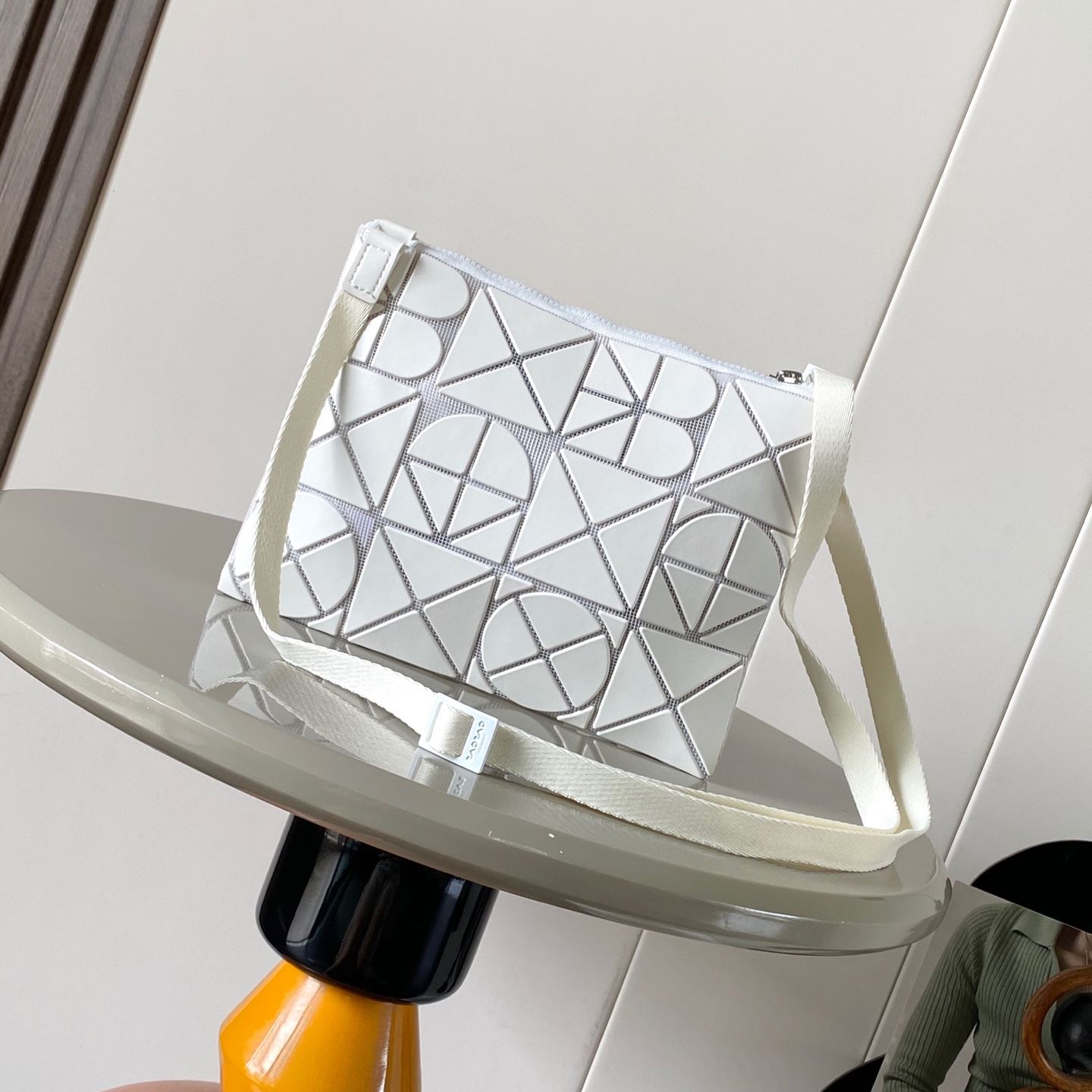 イッセイ・ミヤケ「Issey Miyake」FONT 斜めがけバッグ