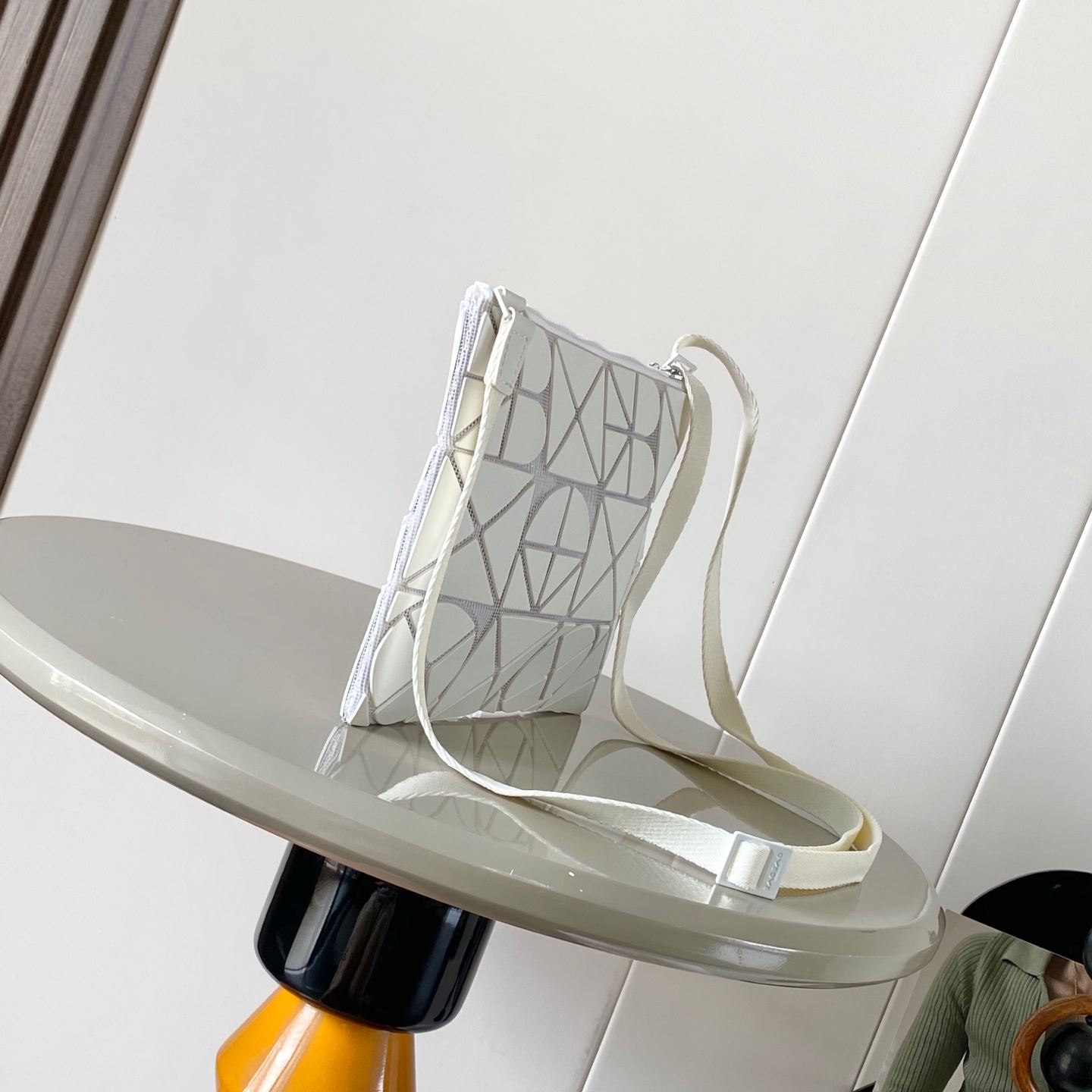 イッセイ・ミヤケ「Issey Miyake」FONT 斜めがけバッグ