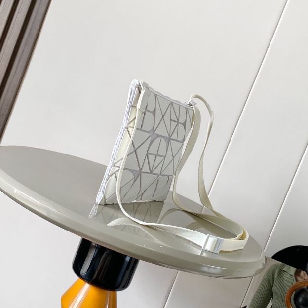 イッセイ・ミヤケ「Issey Miyake」FONT 斜めがけバッグ