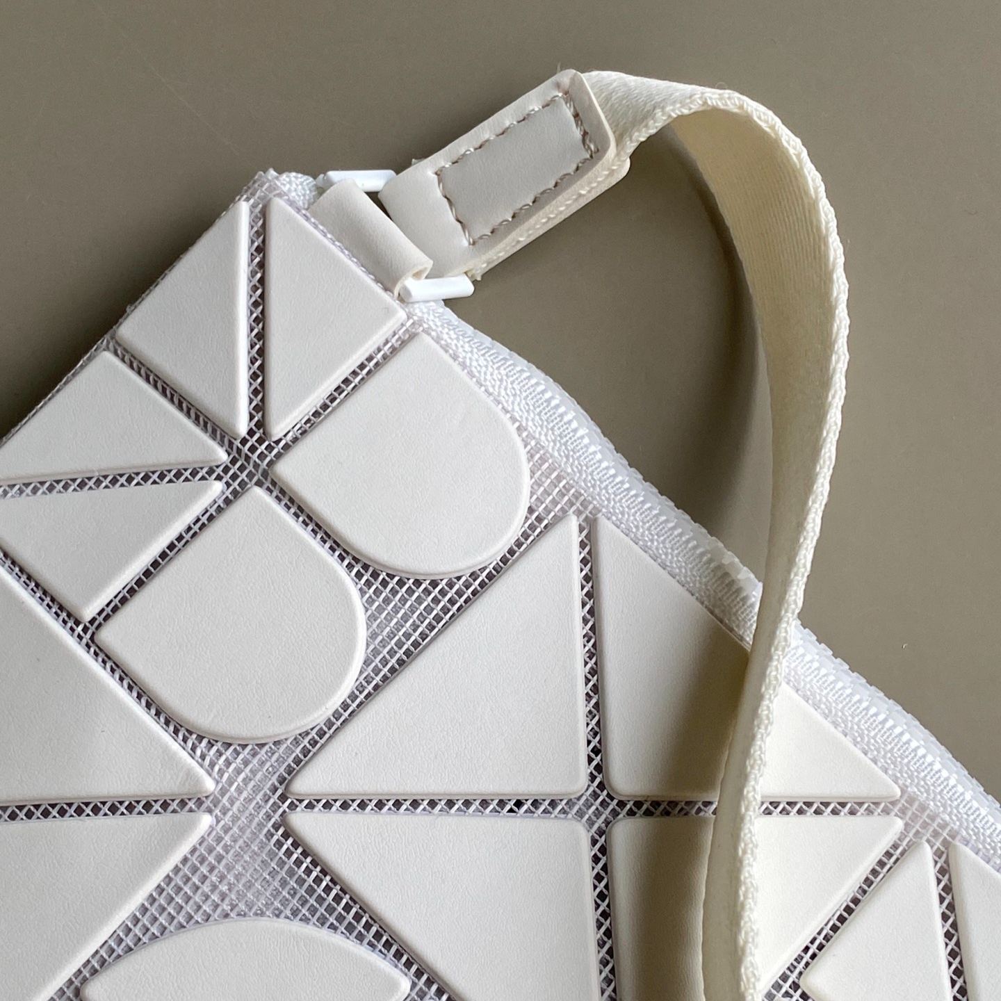 イッセイ・ミヤケ「Issey Miyake」FONT 斜めがけバッグ