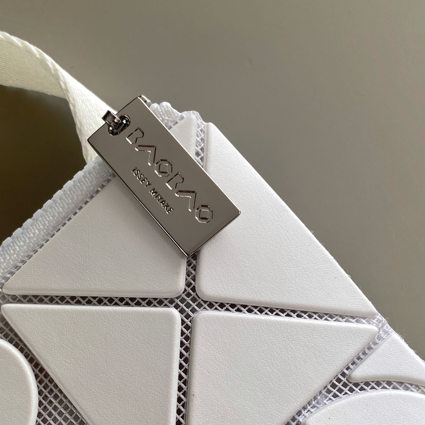 イッセイ・ミヤケ「Issey Miyake」FONT 斜めがけバッグ