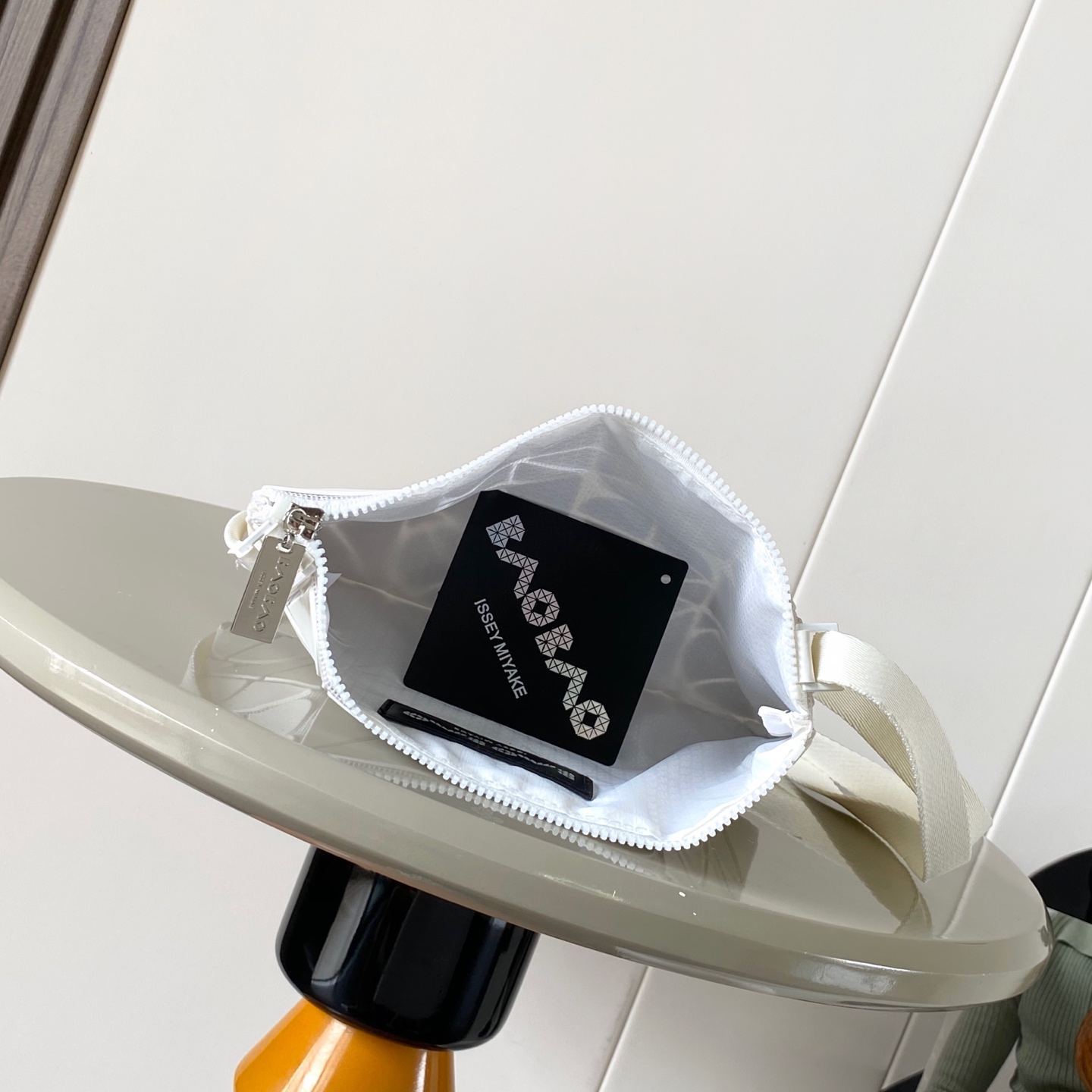 イッセイ・ミヤケ「Issey Miyake」FONT 斜めがけバッグ