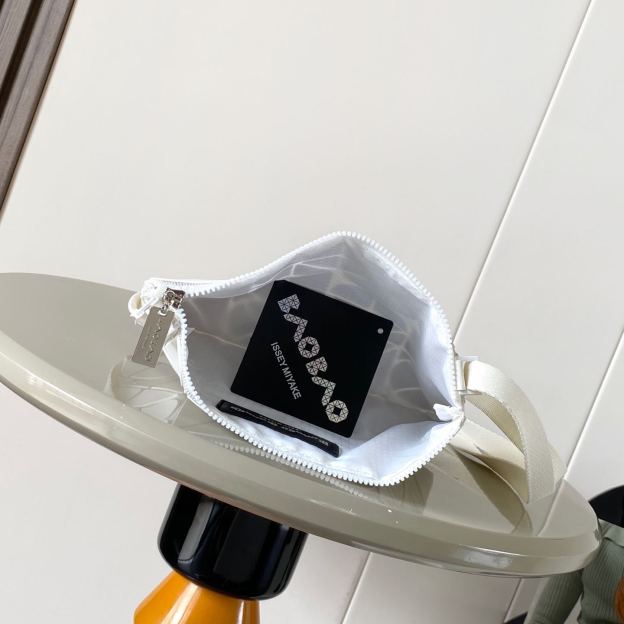 イッセイ・ミヤケ「Issey Miyake」FONT 斜めがけバッグ