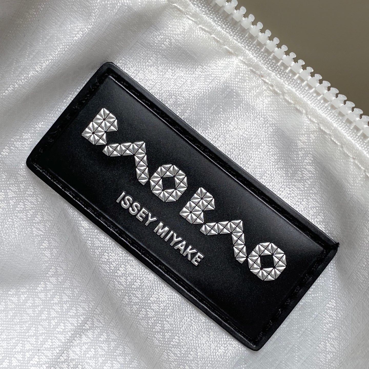 イッセイ・ミヤケ「Issey Miyake」FONT 斜めがけバッグ