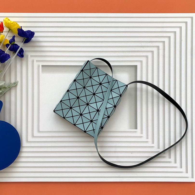 イッセイ・ミヤケ「Issey Miyake」  PRISM スモールバッグ