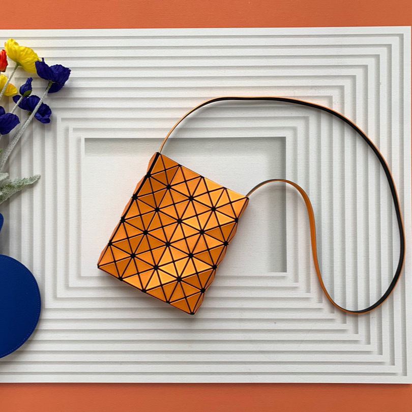 イッセイ・ミヤケ「Issey Miyake」  PRISM スモールバッグ