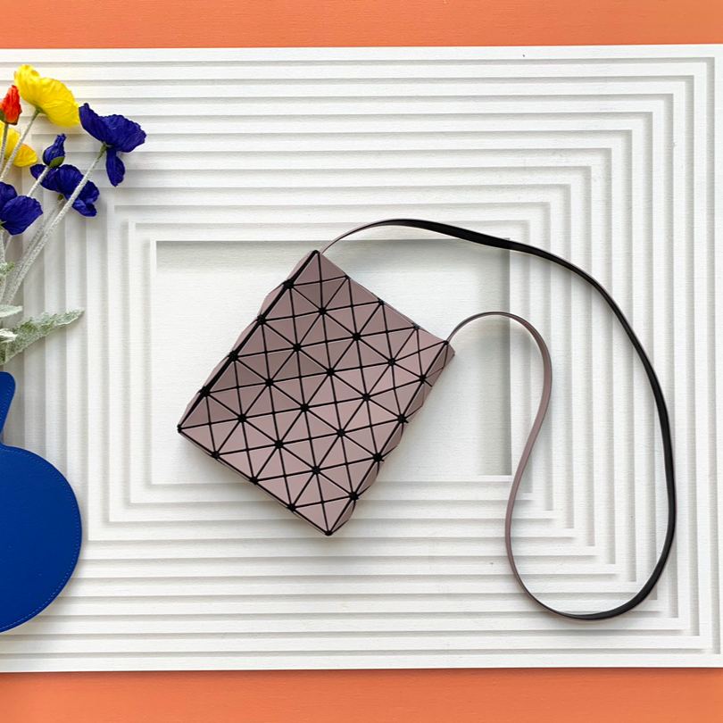 イッセイ・ミヤケ「Issey Miyake」  PRISM スモールバッグ