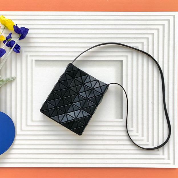 イッセイ・ミヤケ「Issey Miyake」  PRISM スモールバッグ