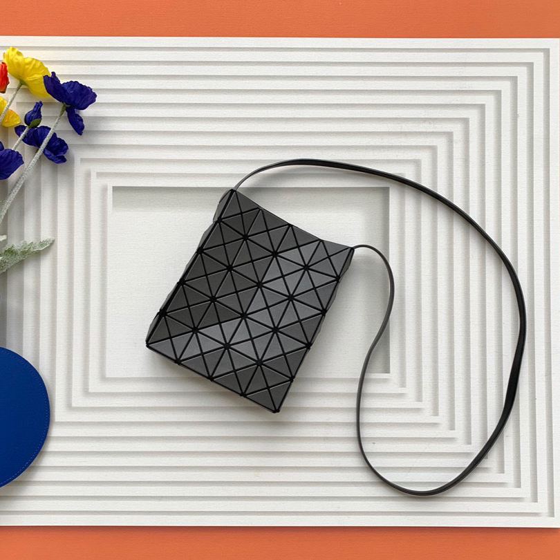 イッセイ・ミヤケ「Issey Miyake」  PRISM スモールバッグ