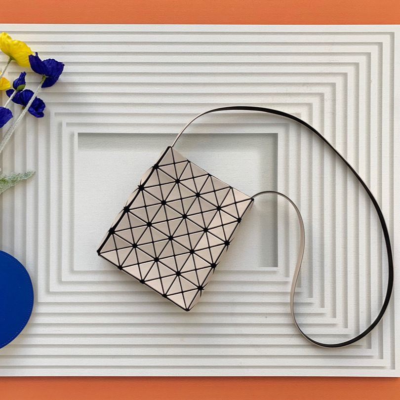 イッセイ・ミヤケ「Issey Miyake」  PRISM スモールバッグ