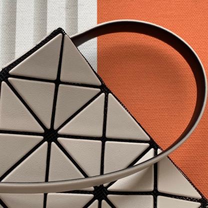 イッセイ・ミヤケ「Issey Miyake」  PRISM スモールバッグ