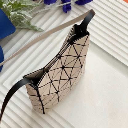 イッセイ・ミヤケ「Issey Miyake」  PRISM スモールバッグ