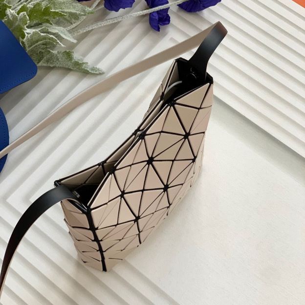 イッセイ・ミヤケ「Issey Miyake」  PRISM スモールバッグ