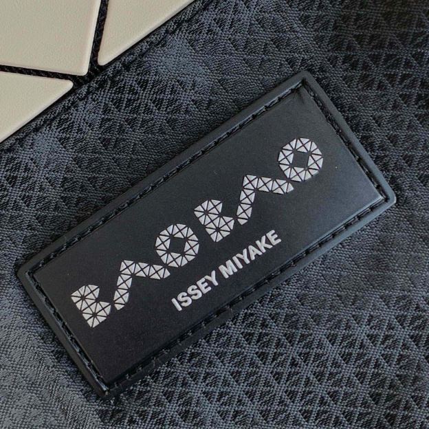 イッセイ・ミヤケ「Issey Miyake」  PRISM スモールバッグ