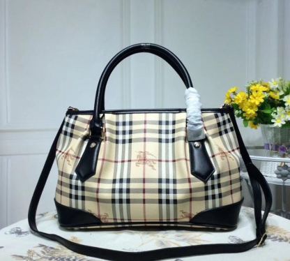 バーバリー「Burberry」アーリースプリング シグネチャー サドルバッグ