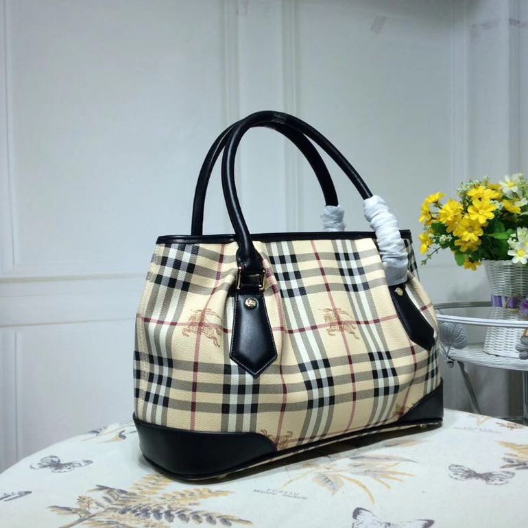 バーバリー「Burberry」アーリースプリング シグネチャー サドルバッグ