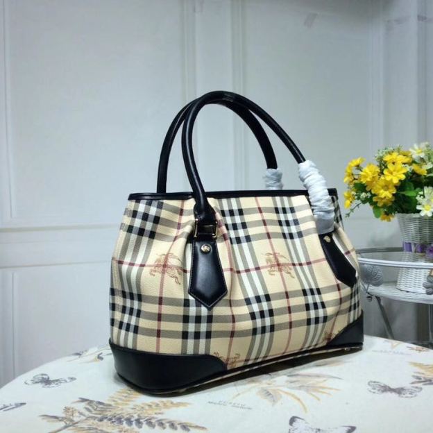 バーバリー「Burberry」アーリースプリング シグネチャー サドルバッグ