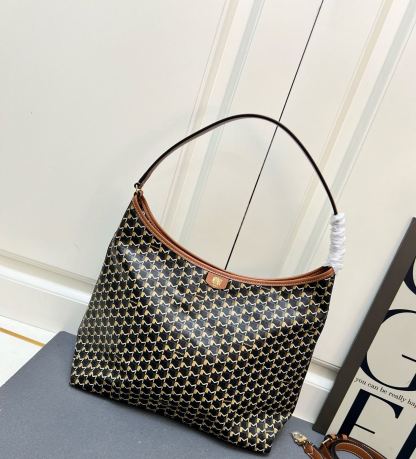 モイナ「Moynat」