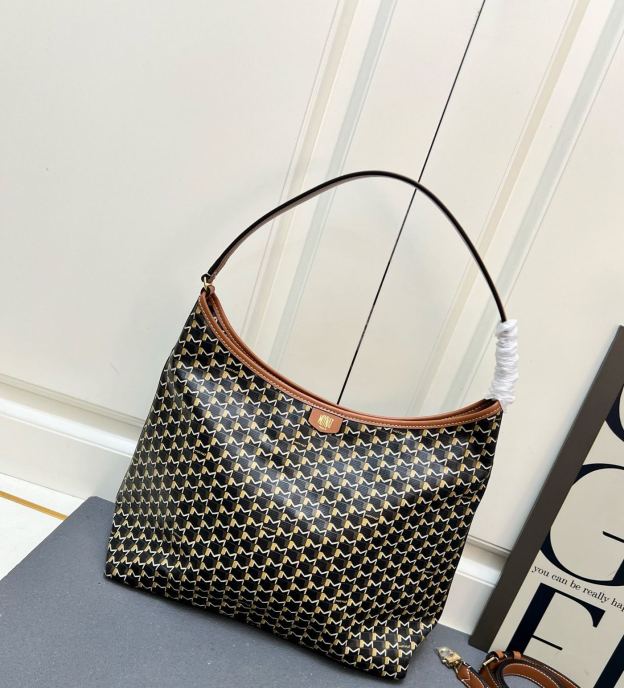 モイナ「Moynat」