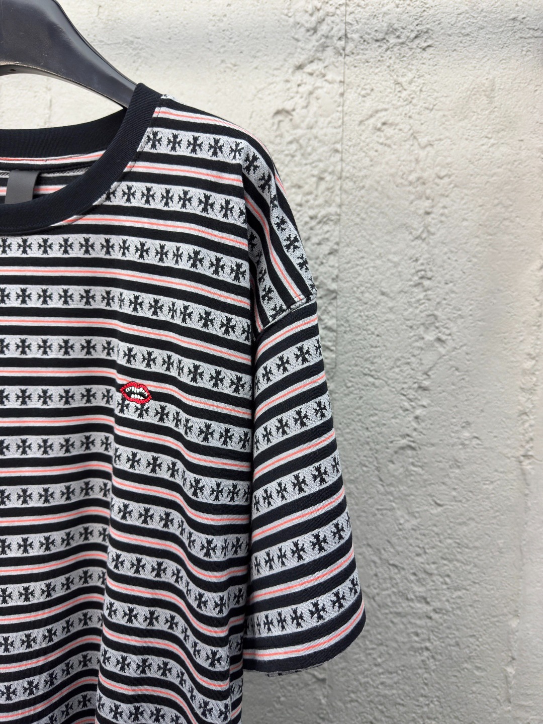 クロムハーツ「Chrome Hearts」ストライプ オールオーバープリント Tシャツ