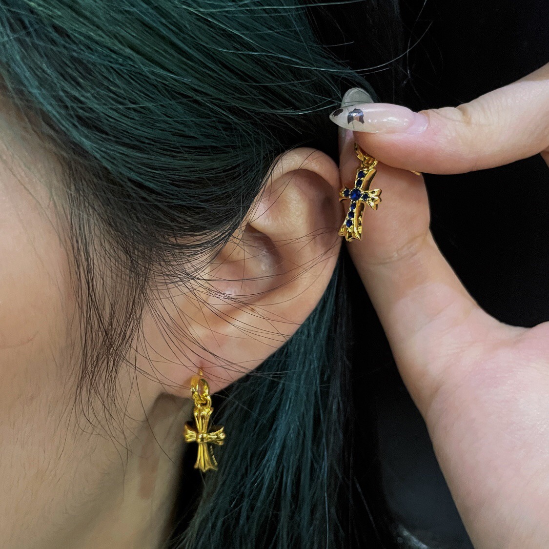 クロムハーツ「Chrome Hearts」クロムハーツ 22Kゴールドメッキブルーダイヤクロスピアス S925 ピアス