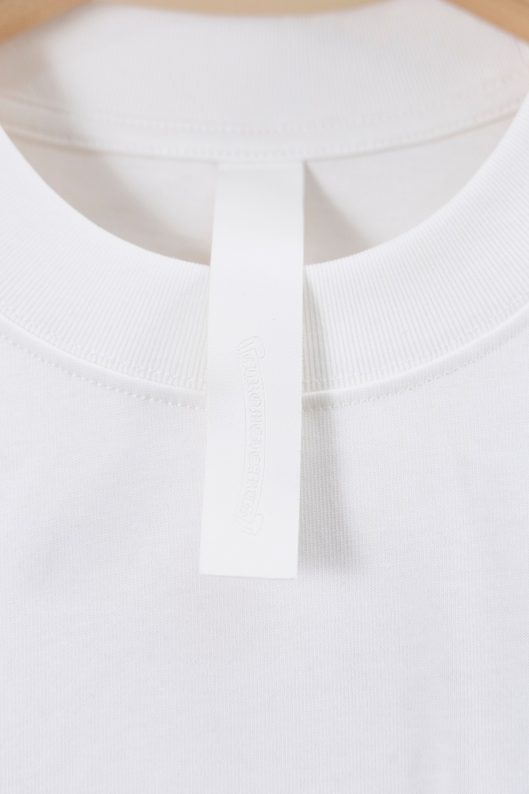 クロムハーツ「Chrome Hearts」カラフルサンスクリット エンブロイダリーTシャツ