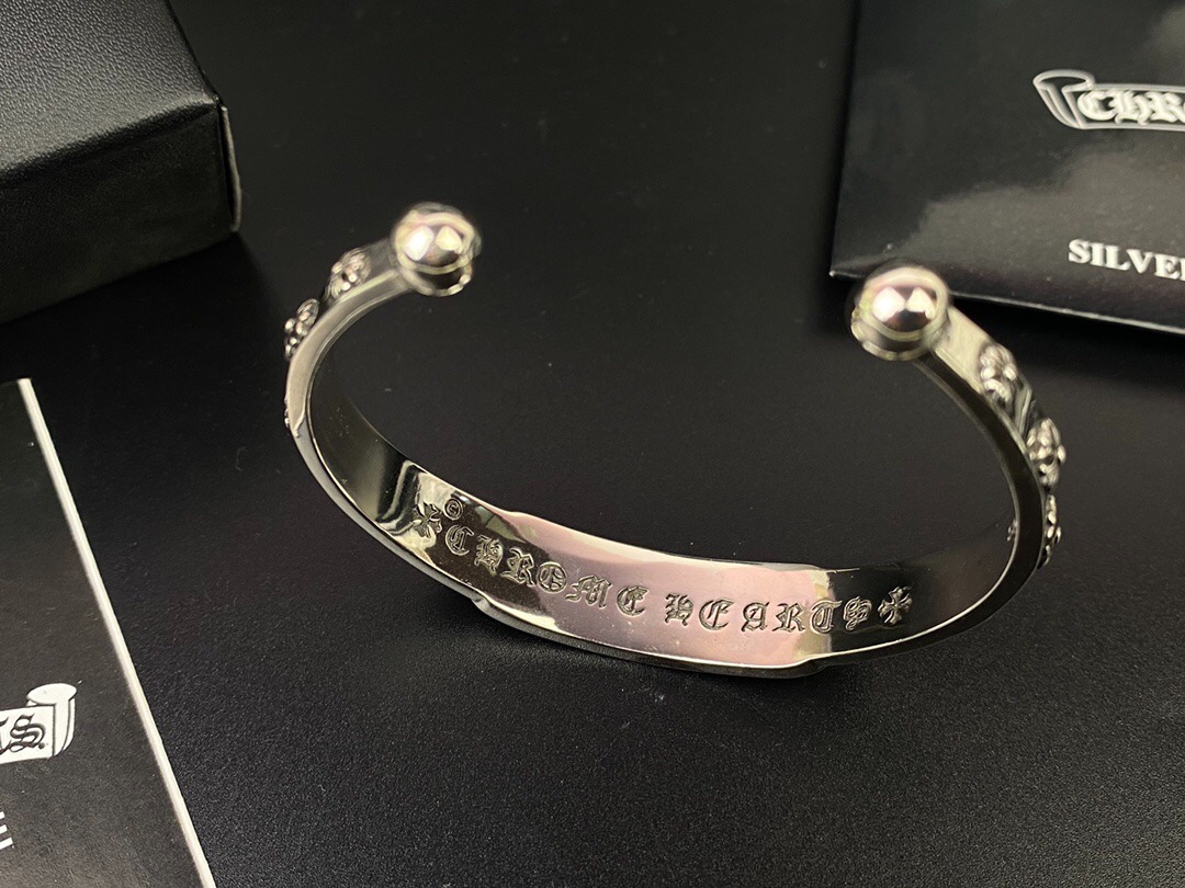 クロムハーツ「Chrome Hearts」Fleur-de-Lis Cross Cuff Bracelet