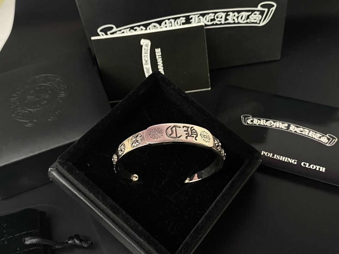クロムハーツ「Chrome Hearts」Fleur-de-Lis Cross Cuff Bracelet