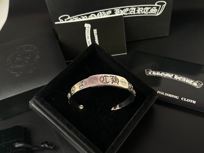クロムハーツ「Chrome Hearts」Fleur-de-Lis Cross Cuff Bracelet