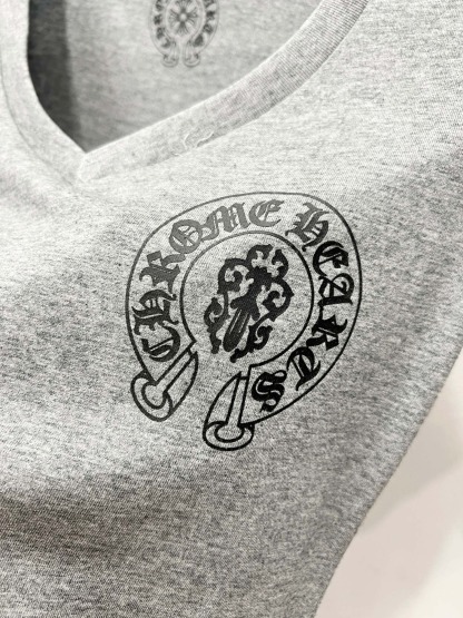 クロムハーツ「Chrome Hearts」ボタニカルVネックTシャツ