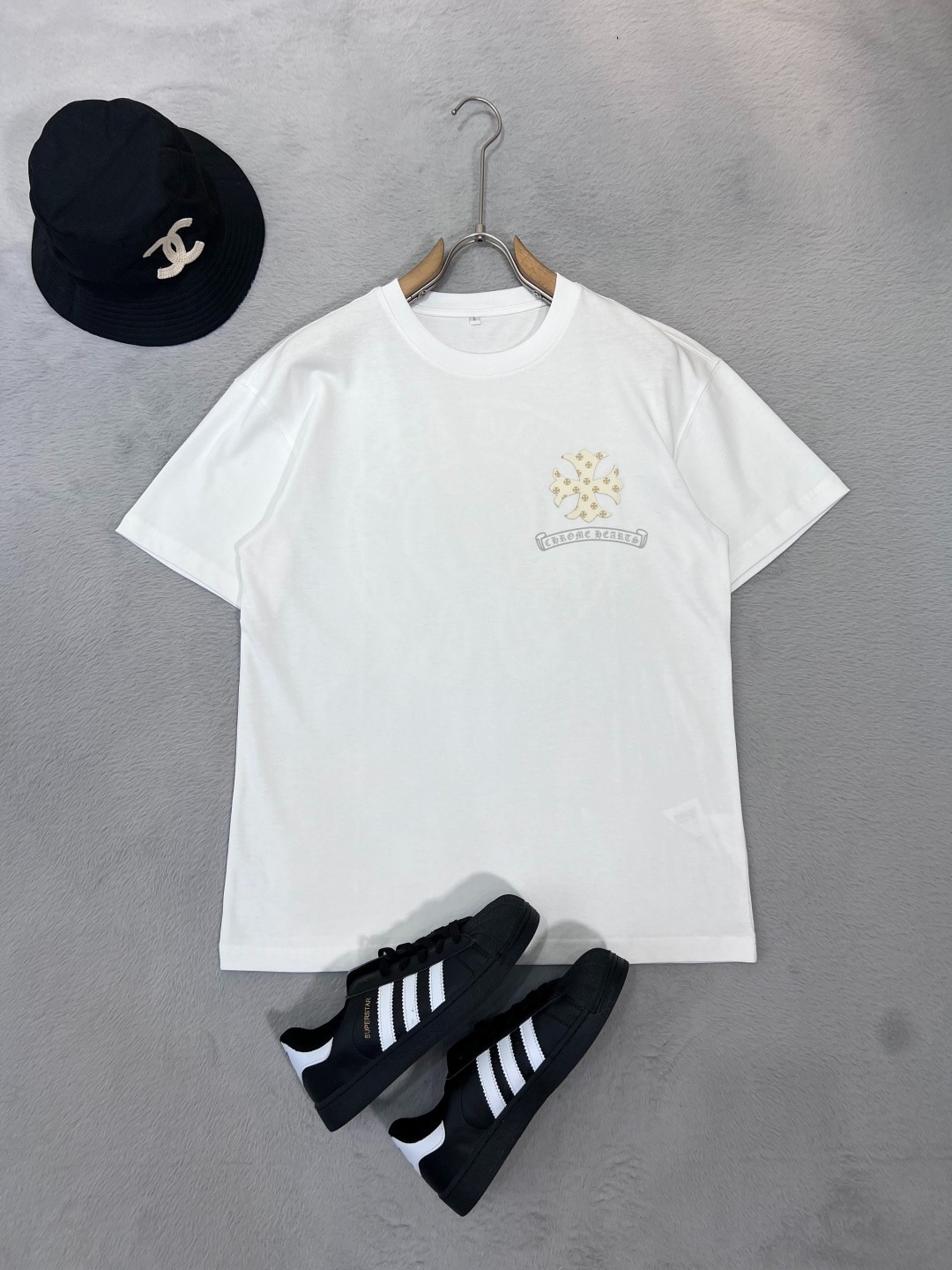 クロムハーツ「Chrome Hearts」プレミアムロゴTシャツ