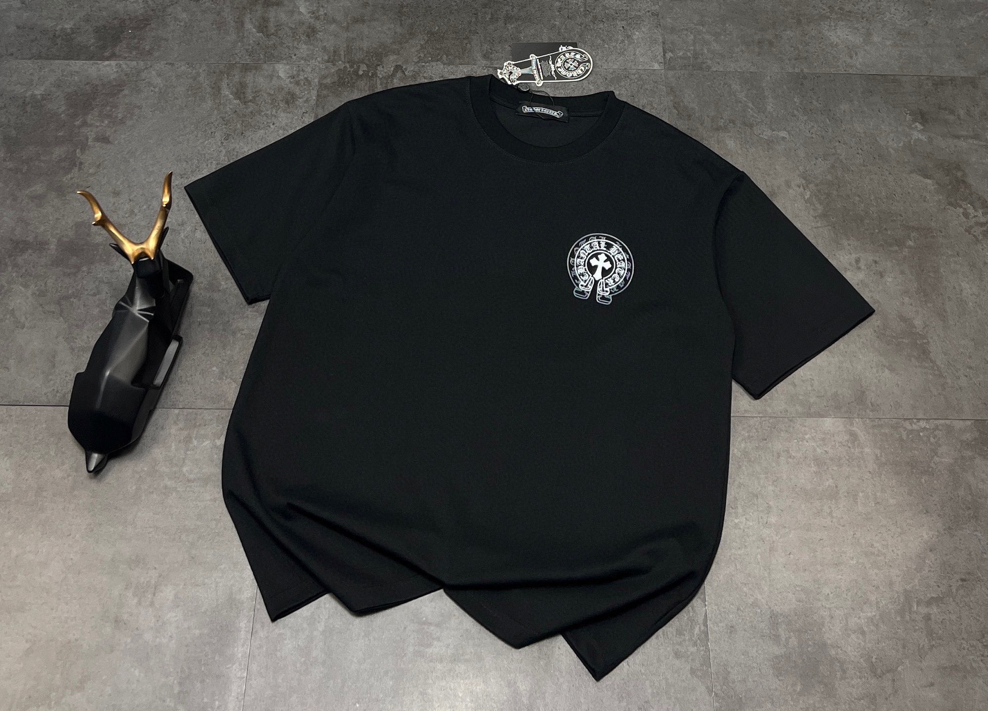 クロムハーツ「Chrome Hearts」サンスクリットクロス デジタルエンボスTシャツ