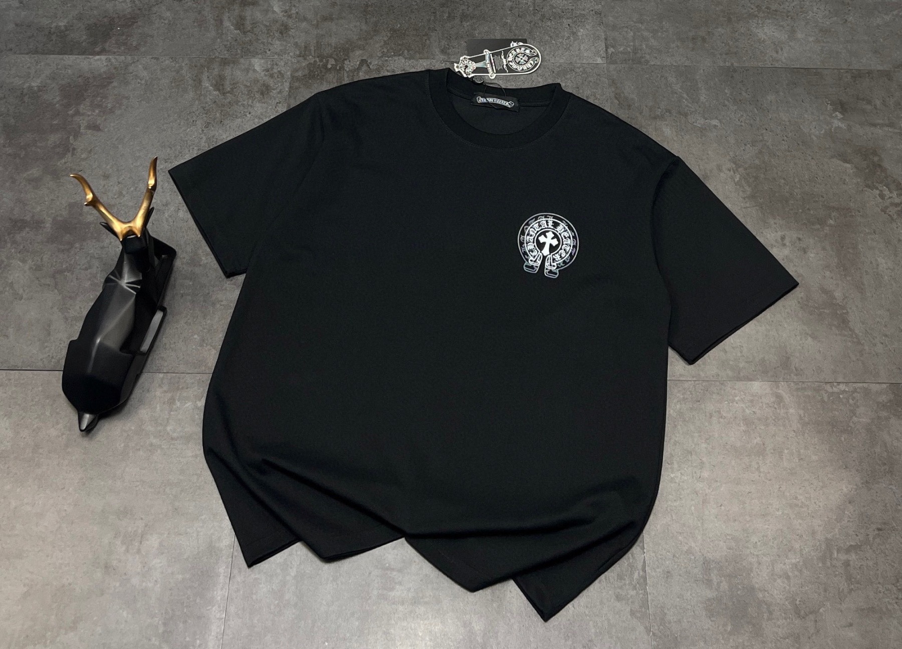 クロムハーツ「Chrome Hearts」サンスクリットクロス デジタルエンボスTシャツ